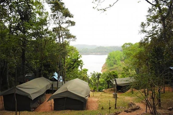 Belihuloya 2-Day Adventure Camp: Trek, Canoe & Zip Line from Colombo