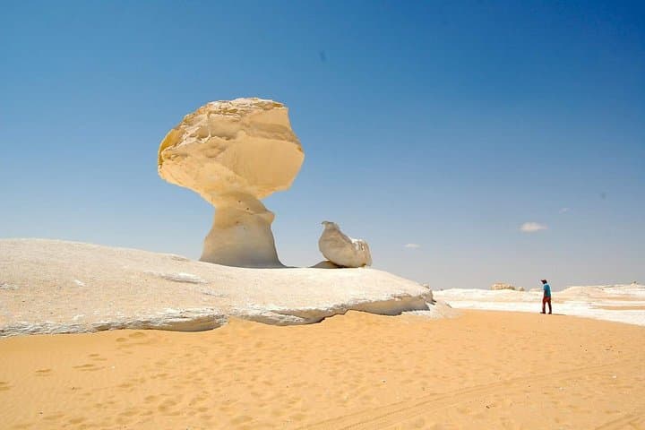 White Desert Overnight: 2-Day Bahariya Oasis 4x4 Camping Tour from Cairo