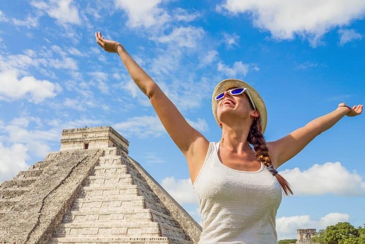Early-Access Chichen Itza Day Trip with Valladolid and Two Cenotes
