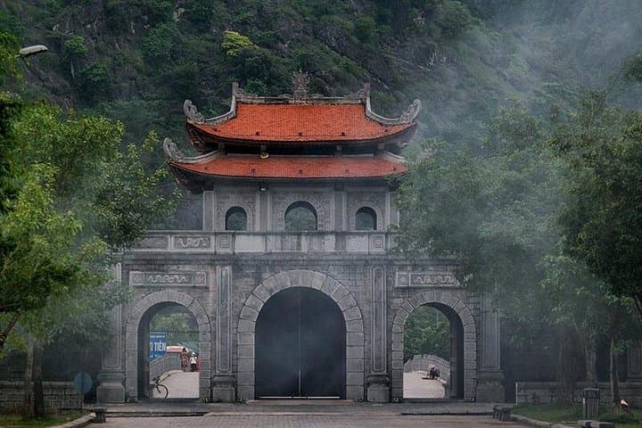 Ninh Binh 2-Day Private Tour from Hanoi: Tam Coc Sampan, Mua Cave & Bich Dong photo 3