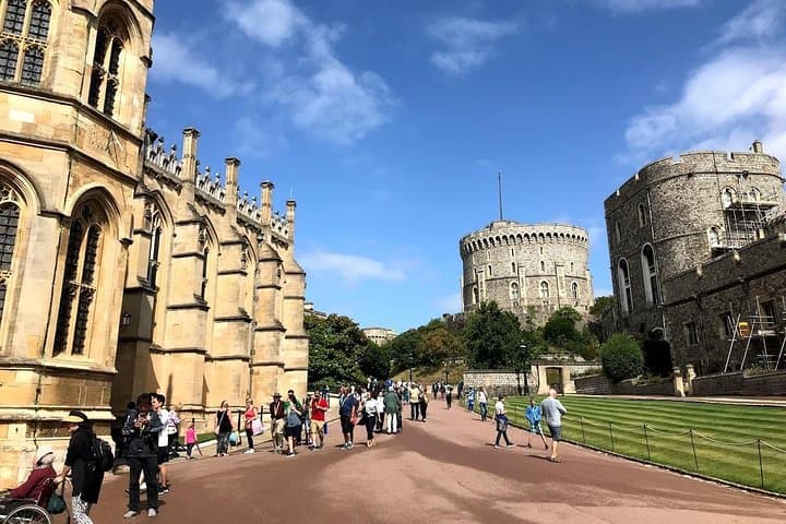 Monarch's London Day Trip: Windsor Castle and Hampton Court Palace from London photo 1