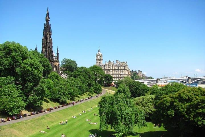 Edinburgh Royal Mile Walking Tour: History, Legends & Local Tips