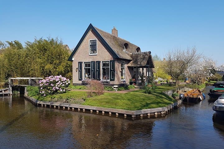 Giethoorn Day Trip from Amsterdam: Small-Group Boat Tour in the Dutch Canals