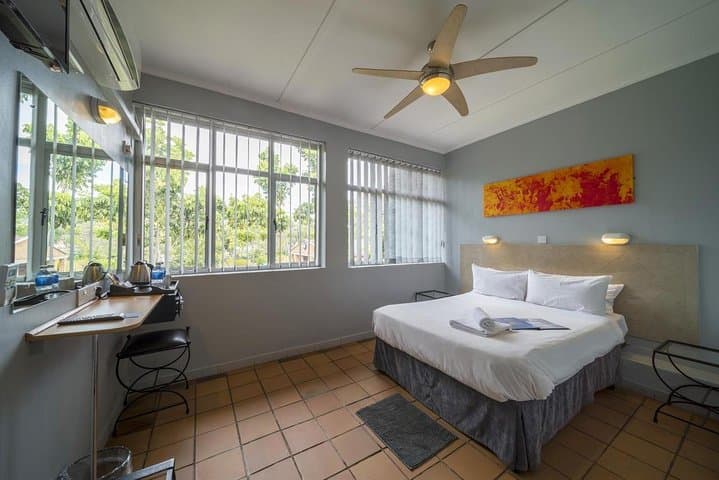 Victoria Falls 4-Day N1 Hotel Package: Falls Tour, Chobe Safari & Zambezi Dinner Cruise photo 6