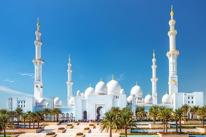 Abu Dhabi City Tour and Desert Safari: Mosque, Markets & Dune Bashing in One Day