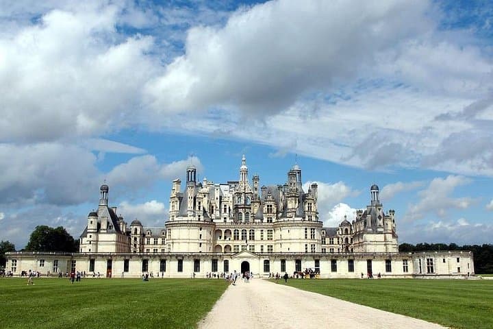 From Paris to the Loire: Private Full-Day Tour to Chenonceau & Clos Lucé photo 3