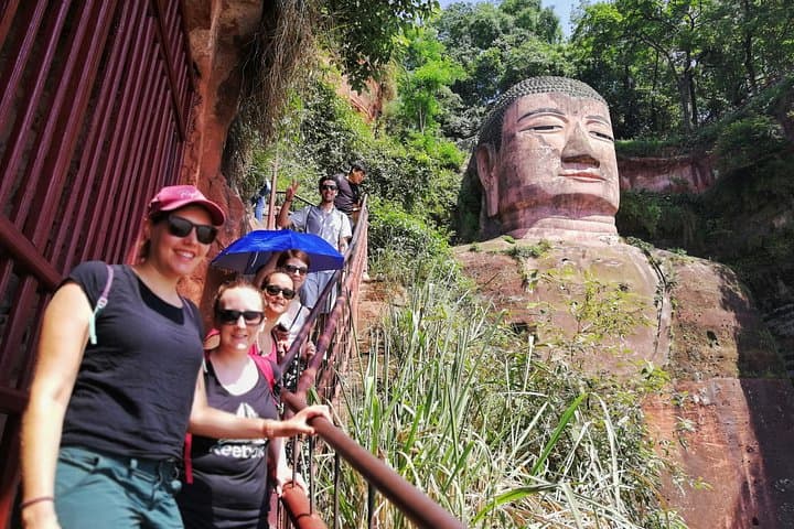 Explore Leshan Giant Buddha and Local Market: Private Day Tour from Chengdu