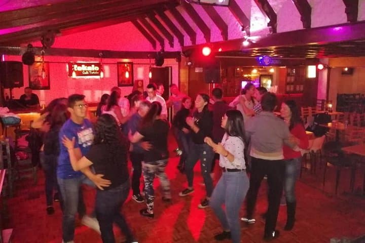 Bogotá Salsa Night: Dance Class, Dinner & Iconic Bar Tour photo 4