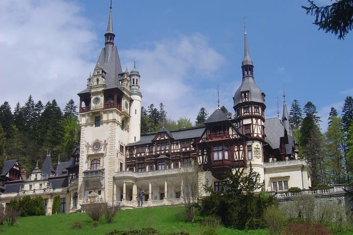 Bran Castle, Peles Palace & Azuga Wine Tasting Day Tour from Brasov