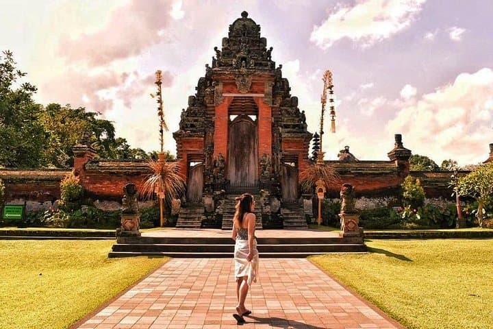 Exploring Bali's Sacred Grounds: Tanah Lot and Taman Ayun Temples photo 4