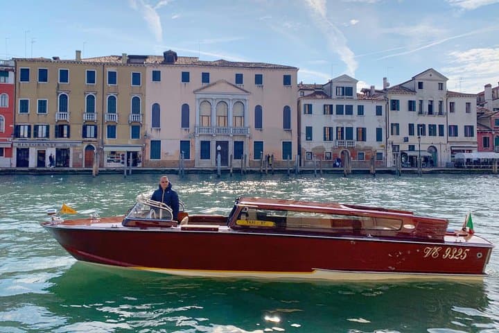 Murano and Burano by Water Taxi: Half-Day Glassmaking & Colorful Island Tour photo 2