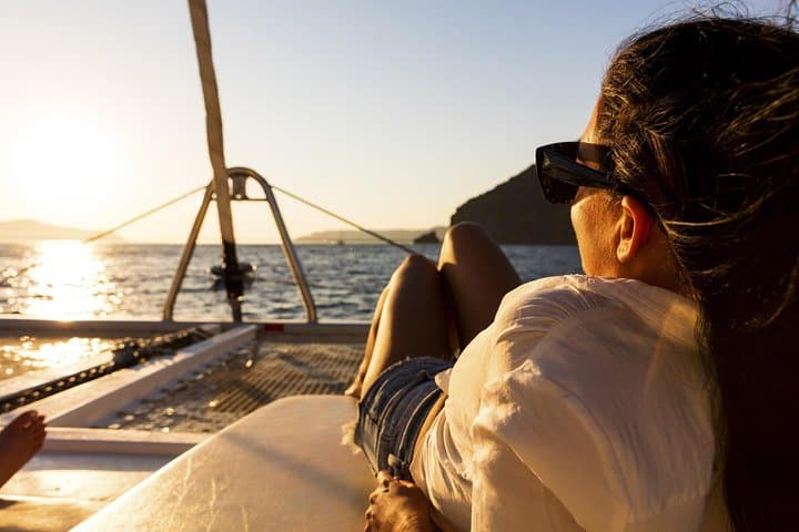 Caldera Swim & BBQ: Santorini Shared Cruise to Volcano, White and Red Beaches