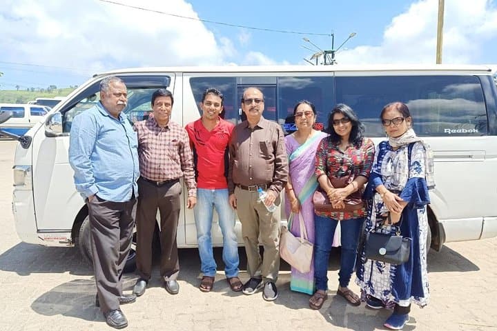 Private Car and Certified Guide Multi-Day Tours in Sri Lanka — Flexible Chauffeur Service