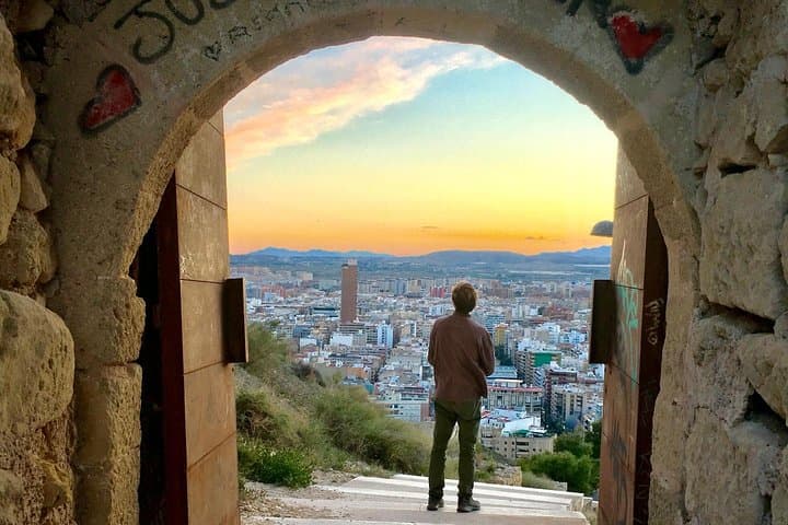 Alicante Seven Secrets Tour: Santa Bárbara Castle, Central Market & Tapas Experience