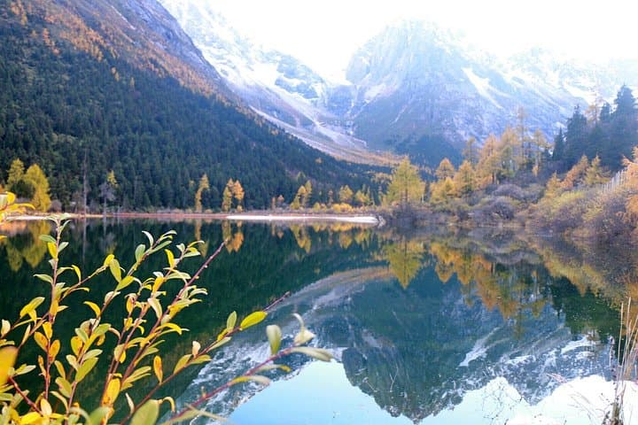 one-day-bipenggou-valley-tour-from-chengdu-red-leaves-glaciers-tibetan-qiang-culture