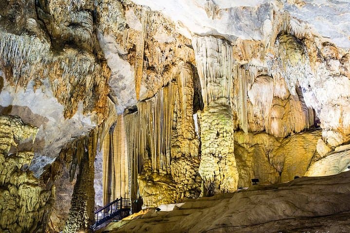 Paradise Cave & Nuoc Mooc Spring Day Trip from Dong Hoi