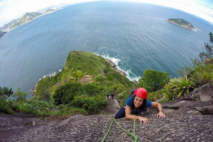 sugarloaf-mountain-climb-morro-da-babilonia-to-pao-de-acucar