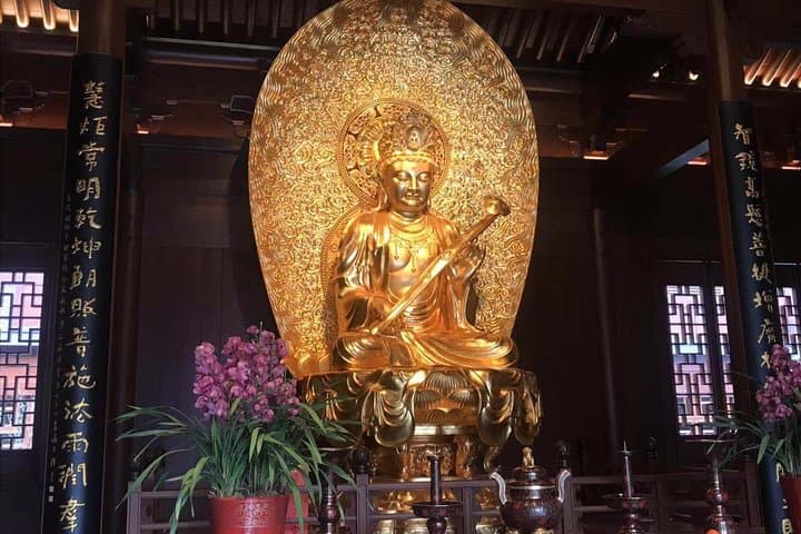 Private Shanghai Layover Tour: Jade Buddha, Silk Museum & Sunset at Oriental Pearl Tower