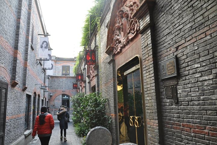 Private Shanghai Layover Tour: Jade Buddha, Silk Museum & Sunset at Oriental Pearl Tower photo 3