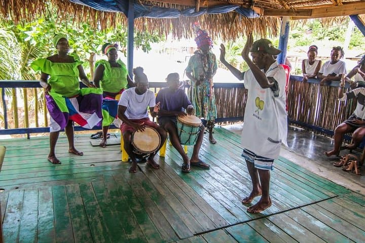 Discover Roatan: Cultural Villages, Rum, Chocolate & West Bay Beach photo 5