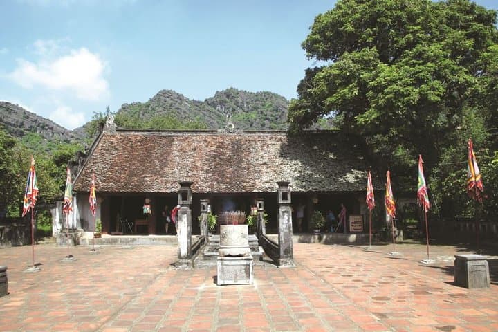Tam Coc & Hoa Lu Day Tour from Hanoi: Boat Caves, Ancient Citadel and Country Cycling photo 3