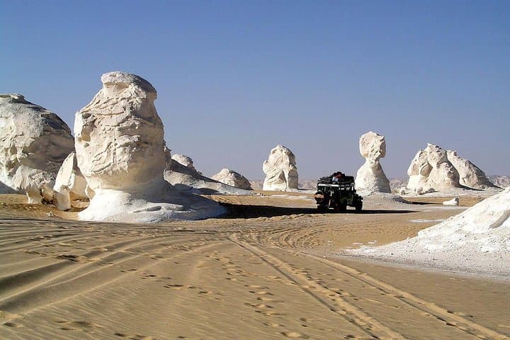 White Desert & Bahariya Oasis: 2-Day Desert Camp, Crystal Mountain & Mummies Tour