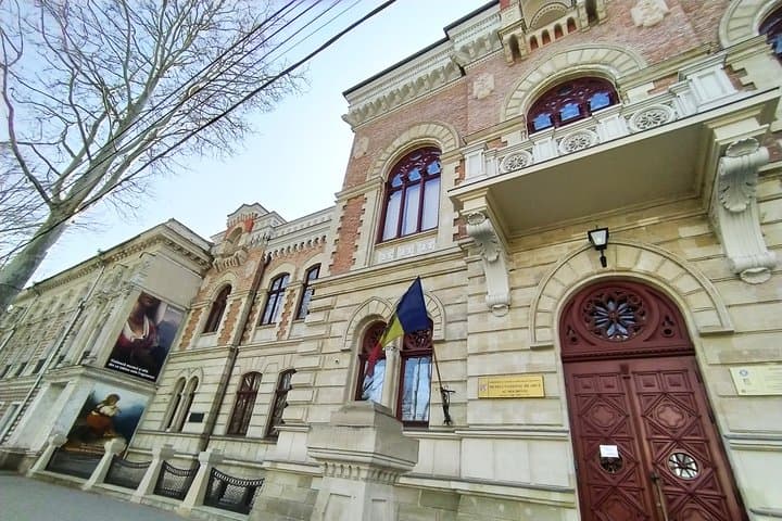 Welcome to Chisinau: Private 2-Hour City Tour with a Local Expat