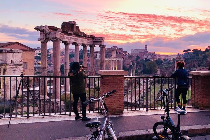 Sunrise E-Bike Tour in Rome with Italian Breakfast