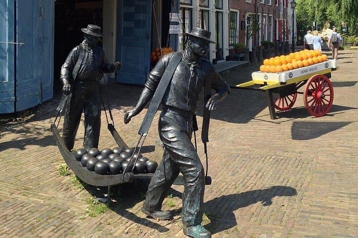 Half-Day Edam and Volendam Walking Tour from Amsterdam: Cheese, Canals & Coastal Streets photo 1