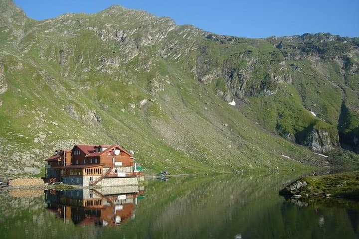 Driving Romania's Transfagarasan: Full-Day Road Trip from Brașov