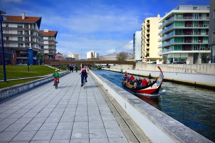 Aveiro Classic City Bike Tour — Canals, Art Nouveau & Lagoon Ride photo 4