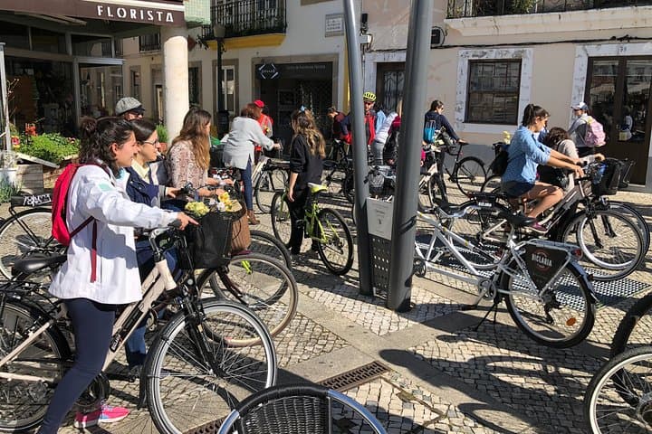 Aveiro Classic City Bike Tour — Canals, Art Nouveau & Lagoon Ride