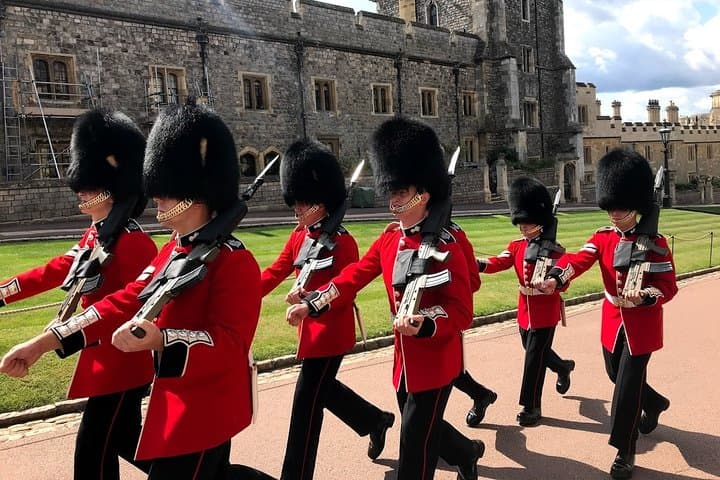 London Junior Kings and Queens: 8-Day Private English Course for Juniors