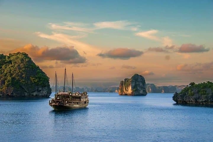 Lan Ha and Ha Long Bay Full-Day Cruise & Kayak from Hanoi photo 1