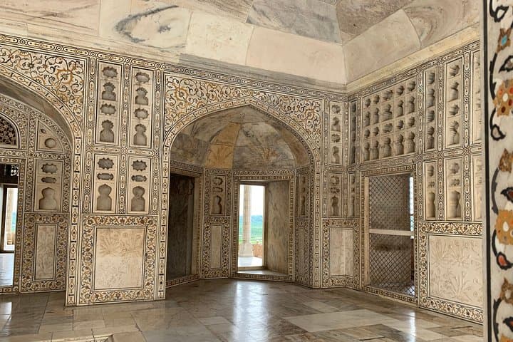 One-Day Private Flight to the Taj Mahal from Bangalore — Skip-the-Line Agra Tour photo 3