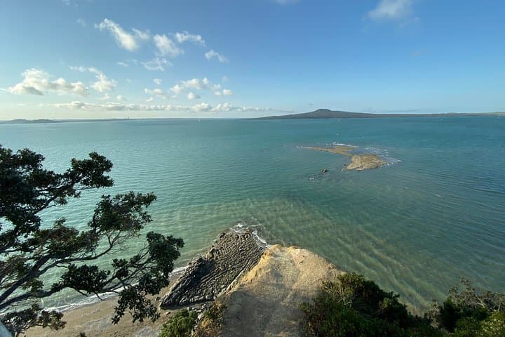 Auckland Coastal Experience: City Sights, Black Sand Beaches & Wine Tasting Day Tour photo 2