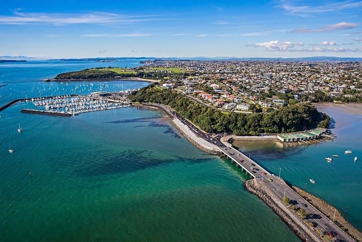 Auckland Coastal Experience: City Sights, Black Sand Beaches & Wine Tasting Day Tour