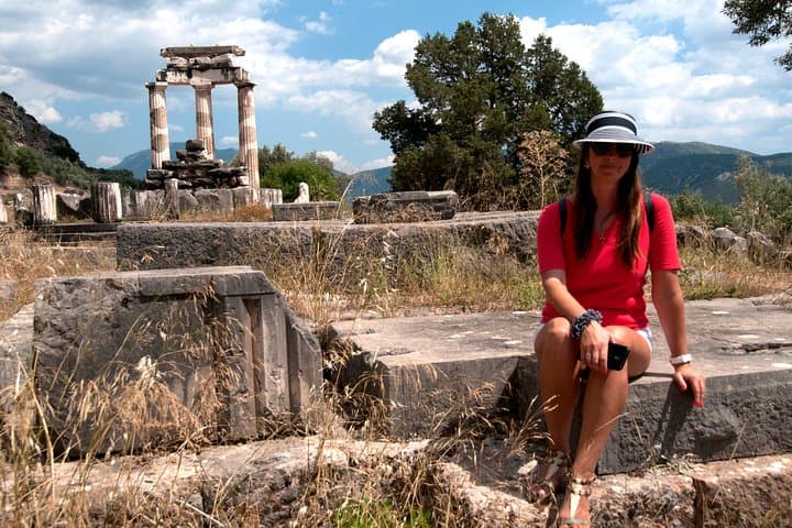 Delphi to Meteora 2-Day Private Tour: Apollo Oracle & Orthodox Monasteries