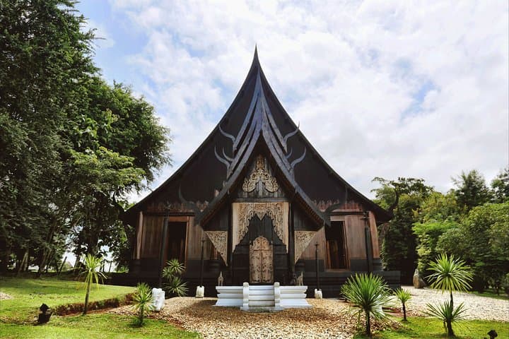 Chiang Rai Highlights: White Temple, Blue Temple & Black House Day Tour photo 3