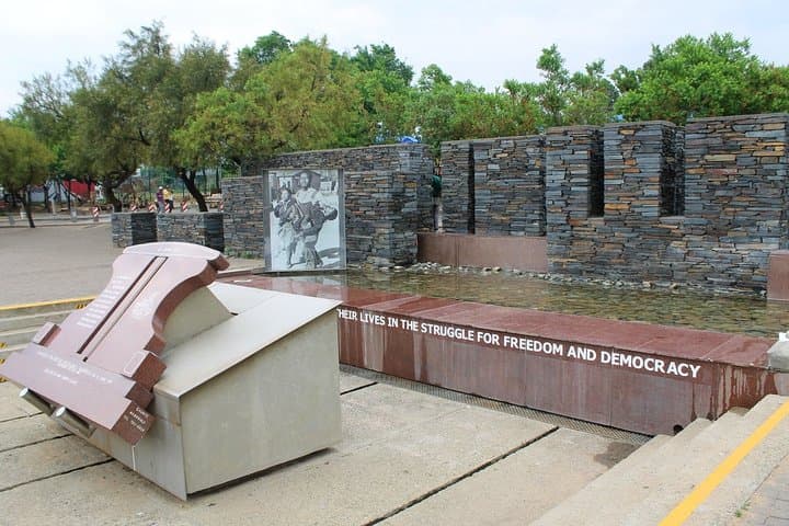 Half-Day Soweto Walking Tour with Lunch: Mandela House & Vilakazi Street
