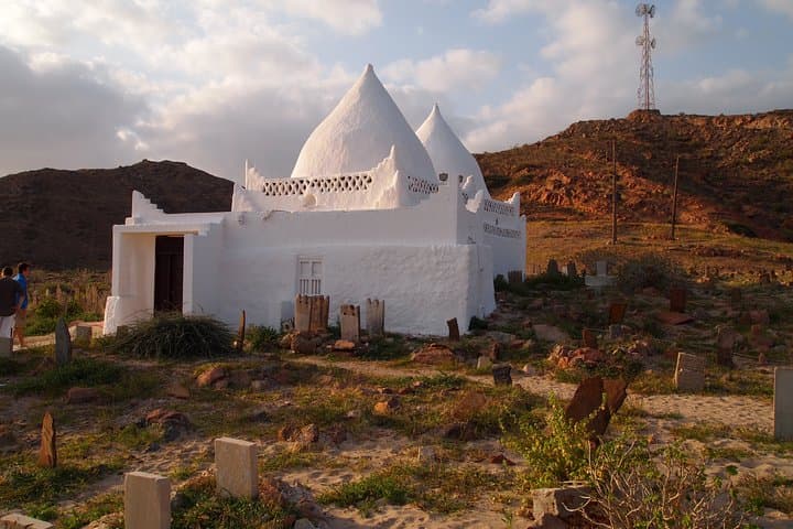 5-Day Private Dhofar Tour: Salalah, Frankincense Trail & Mughsail Beaches photo 2