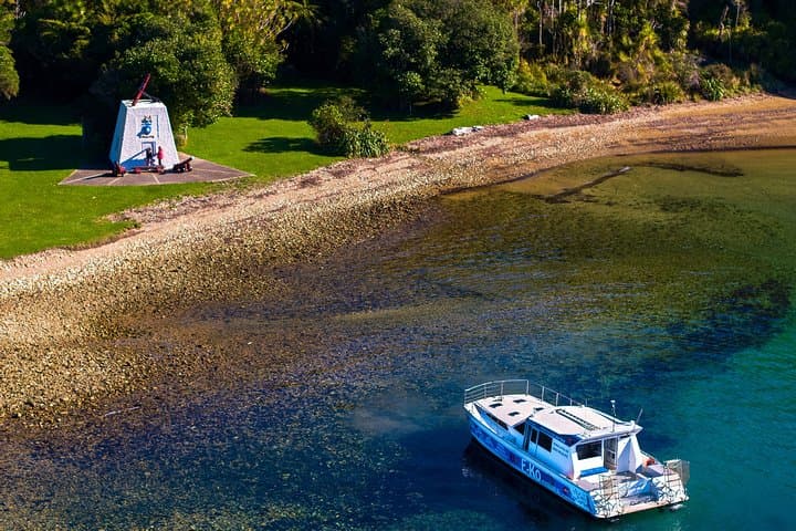 Captain Cook and Dolphin Cruise: Marlborough Sounds Eco Tour to Ship Cove