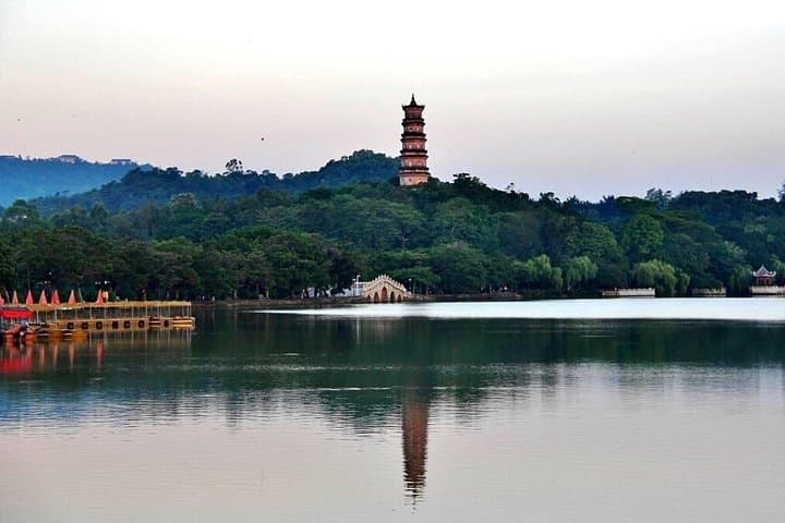 Full-Day Hangzhou Private Tour: West Lake, Lingyin Temple & Longjing Tea Experience photo 4