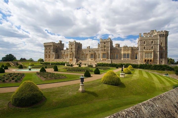 Windsor Castle, Stonehenge and Bath Private Day Tour from London photo 2