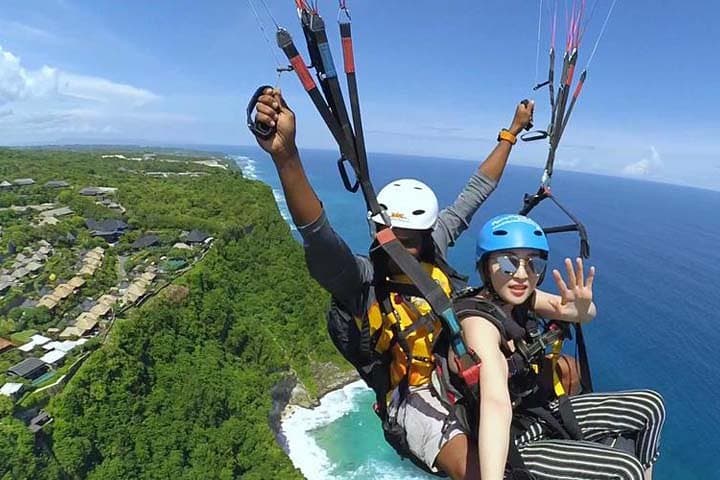 Bali Paragliding Over Uluwatu Cliffs: Tandem Skyflight from Jimbaran