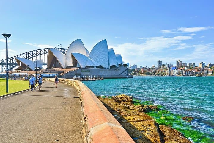 Sydney Highlights and Beaches: Private Full-Day Tour from The Rocks to Bondi