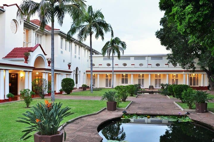 Victoria Falls to Chobe: 5-Day Luxury Falls and Safari Experience