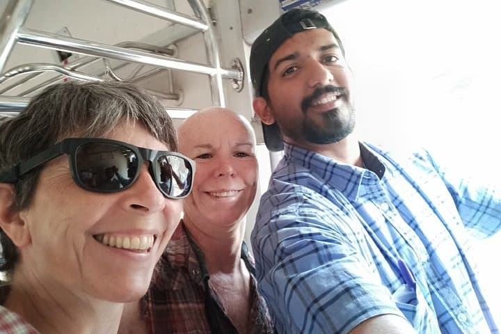 Explore the Contrasts: North Mumbai City and Dharavi Slum Tour photo 5