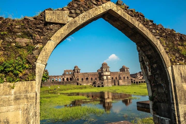 Omkareshwar & Asirgarh Fort Day Tour from Indore — Jeep to Jyotirlinga and Historic Ramparts photo 2