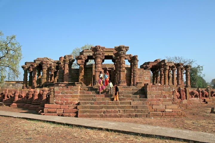 Omkareshwar & Asirgarh Fort Day Tour from Indore — Jeep to Jyotirlinga and Historic Ramparts photo 3
